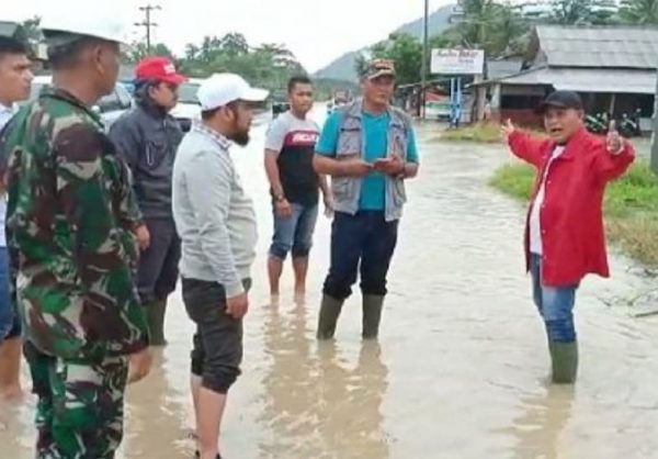 Plt Bupati Lamsel Nanang Tinjau Banjir di Katibung