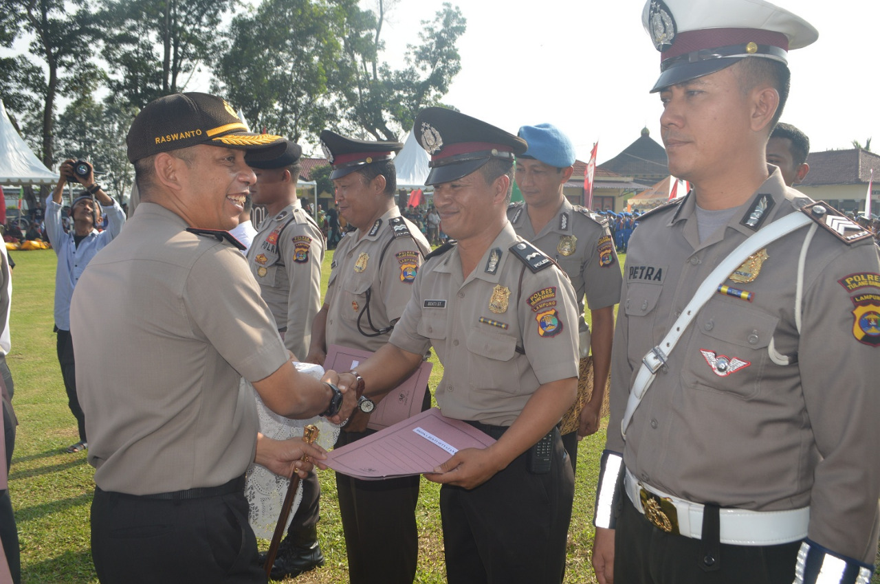 HUT Bhayangkara ke-72, 33 Personel Polres Tulang Bawang Mendapatkan Reward