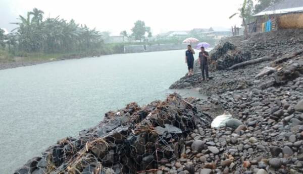 Baru Selesai di Bangun Bronjong Aliran Sungai Way Krui di Pekon Gunung Kemala dan Ulukrui Hancur?