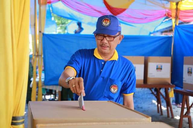 Bupati Pesibar Ikut Nyoblos Dalam Pelaksanaan Pilratin Di Pekon Gunung Kemala