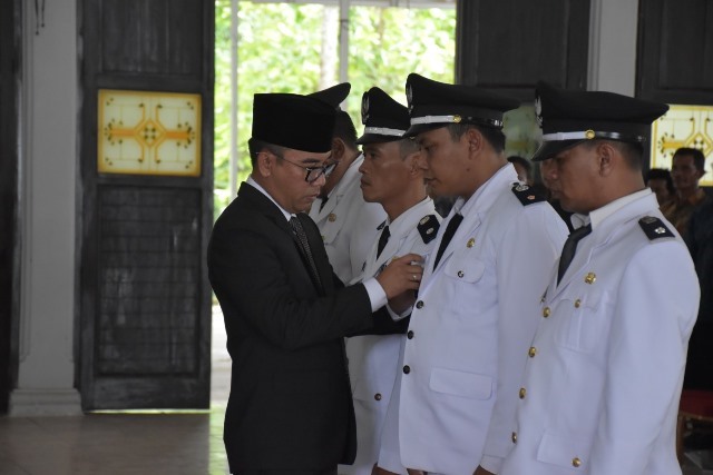 Bupati Way Kanan H. Raden Adipati Surya Lantik Beberapa Kepala Kampung di GSG Setempat