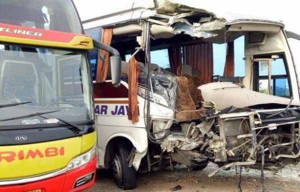 Bus Sinar Jaya Hamtam Arimbi di Tol Cipali Tujuh Penumpang Tewas