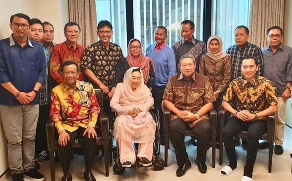 SBY Terima Sejumlah Tokoh di RS Singapura