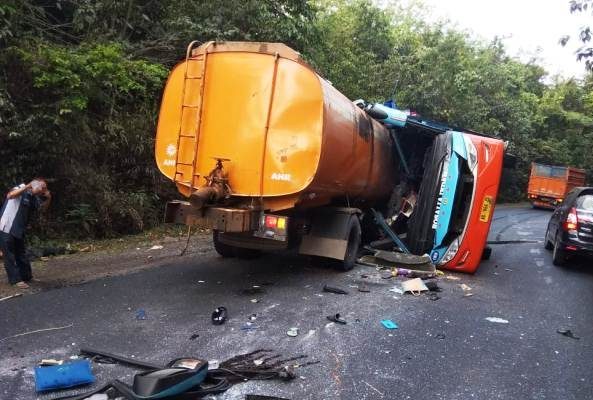 Bus Rosalia Indah “Seruduk” Truk CPO Sawit di Jalan Lintas Sumatera 13 Korban Tewas 22 Luka Berat