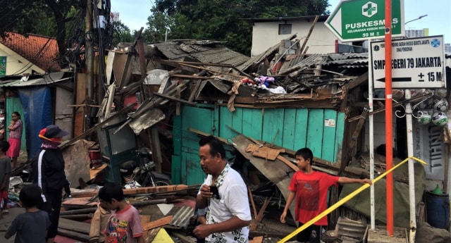 Detik-detik Crane Jatuh di Kemayoran Timpa Rumah Husin dan Keluarga