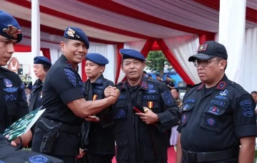 DanKor Brimob Beri Penganugerahan Warga Kehormatan Korps Brimob Polri