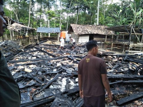 Asik Layani Tamu Lebaran Gudang Pemilik Jasa Sewa Dekorasi Terbakar