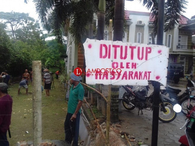 Disinyalir Jadi Tempat Mesum Warga Segel Home Stay Milik Polisi?