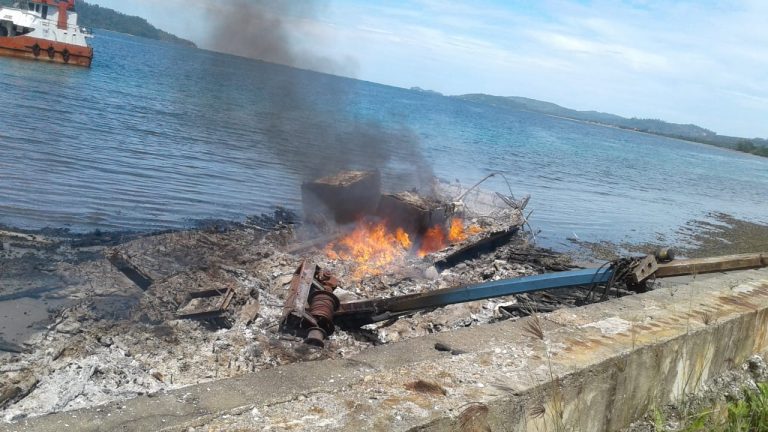 Dipicu Percikan, Kapal Pengangkut BBM Terbakar