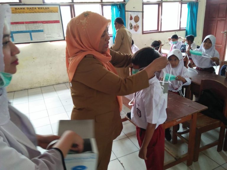 Aktivitas Vulkanik Gunung Anak Krakatau Terus Meningkat, Puskesmas Rajabasa Bagikan Masker Gratis