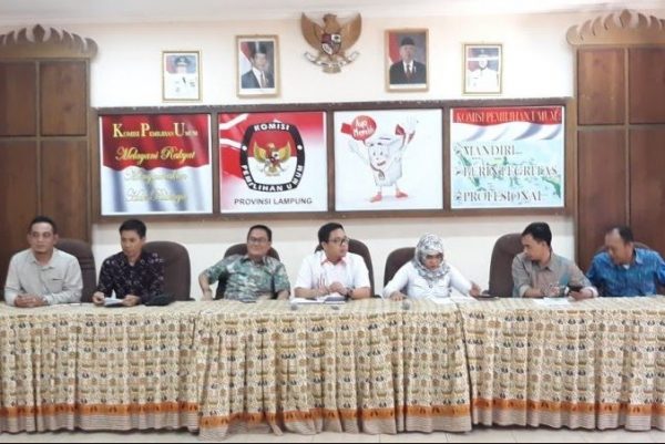 KPU Lampung Pleno Bahas Keterlibatan Esti Nur Fathonah Yang Bantah Soal Indikasi Jual Beli Kursi Komisioner Rp100 Juta