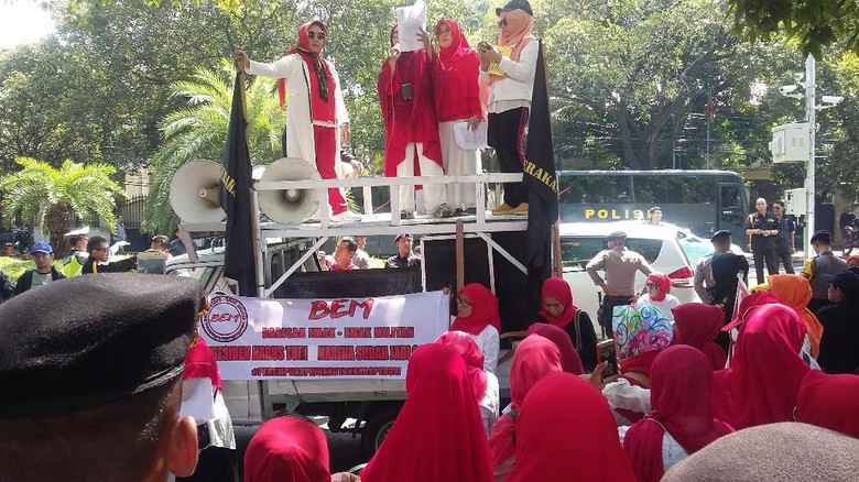 Emak-emak Demo di Depan KPU Minta Jokowi Mundur sebagai Presiden