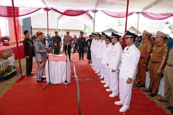 Disaksikan Tokoh Adat Saibatin, Nanang Lantik Tujuh Kepala Desa Kecamatan Penengahan