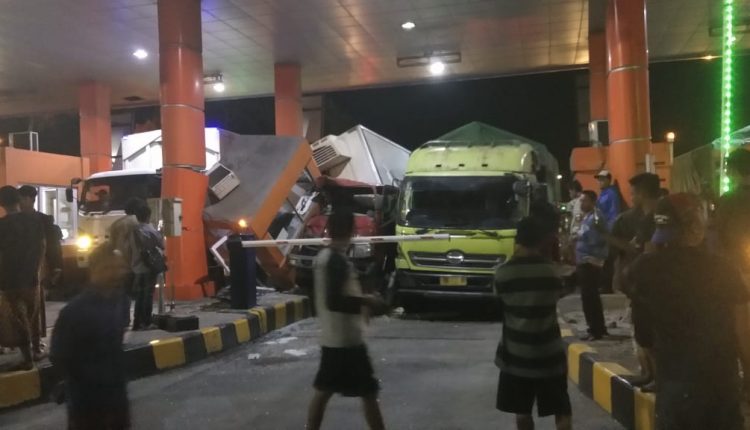 Truk Fuso “Nyelonong” Tabrak Pintu Tolgaet Pelabuhan Bakauheni