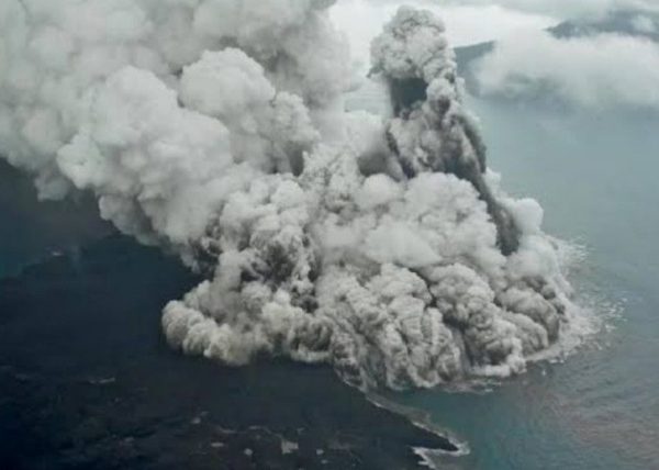 Jelang Tahun Baru Gunung Anak Krakatau Erupsi Siaga Level Waspada