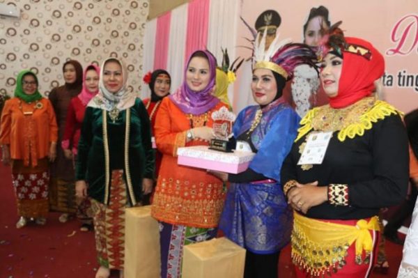 Ketua PKK Yustin Ajak Perempuan Lampung Bangkit dan Berprestasi Dalam Pembangunan