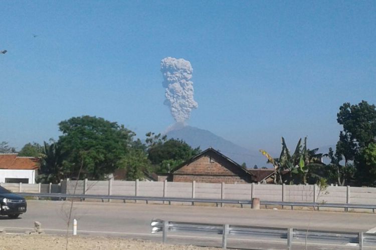 Erupsi Merapi Bandara Ditutup Sementara Penerbangan Banyak Delayed