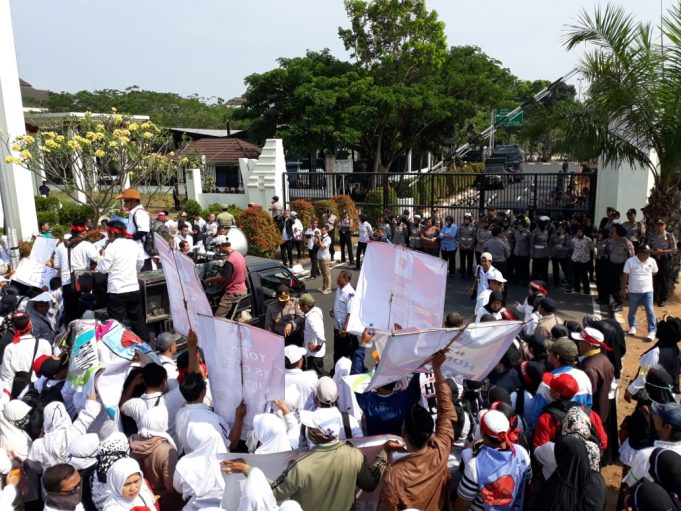 Ribuan Pegawai Honorer Unjukrasa Didepan Kantor Gubernur Banten