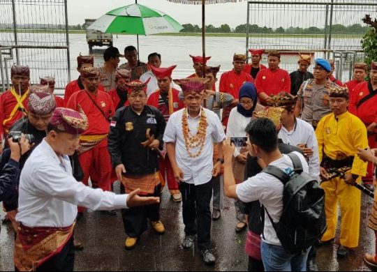 Wakapolda Lampung Kombes Pol Rudi Setiawan dan Istri Disambut Adat di Bandara