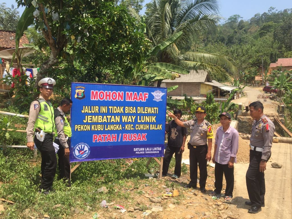Kabag Ops Tinjau Jembatan Putus di Cukuh Balak