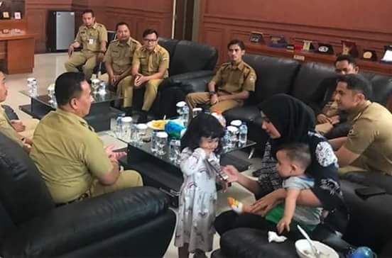 Viral di Medsos, Wakil Bupati Bandung Barat Pimpin Rapat Ajak Anak dan Istri?