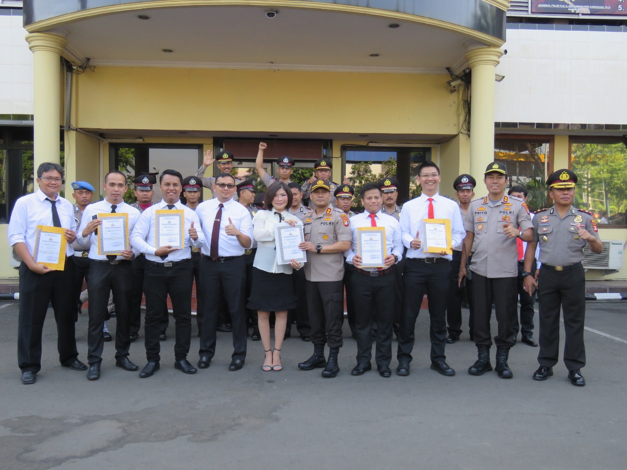 Polres Jakarta Barat Beri Penghargaan 84 Anggota Berprestasi dan 7 Masyarakat