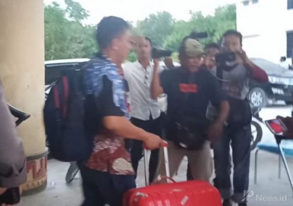 KPK Juga Geledah Ruang Kerja dan Rumah Dinas Khamami