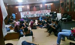 Mahasiswa Unila Duduki dan Bermalam di Ruang Rektor