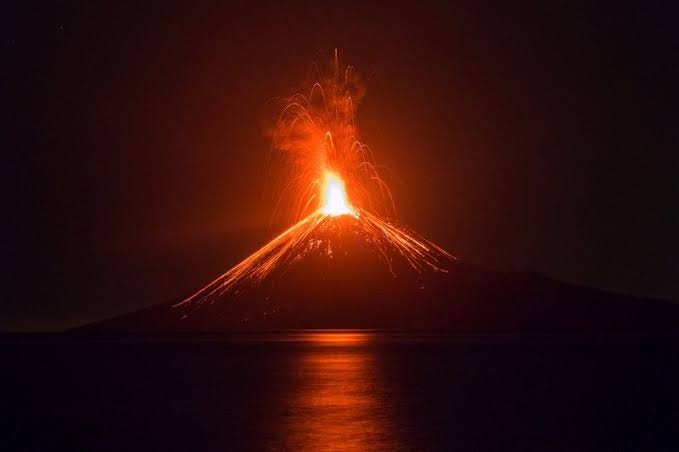 Gunung Anak Krakatau Kembali Semburkan Abu Vulkanik Hingga 700 M