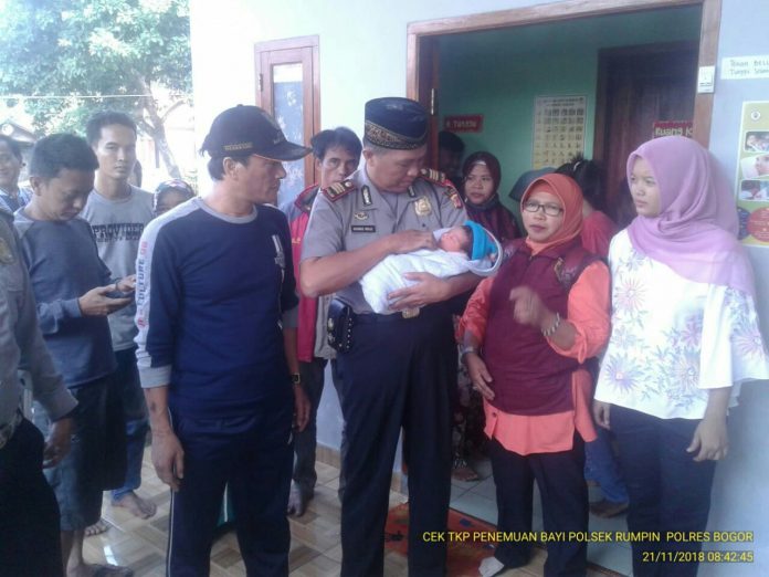 Penemuan Bayi Diatas Balai Bambu Menggegerkan Warga Rumpin