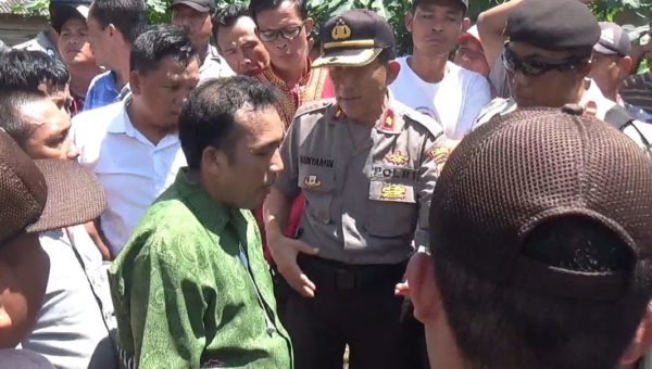 Eksekusi Lahan Oleh Juru Sita PN Tanggamus Diwarnai Jeritan Histeris Keluarga Tergugat
