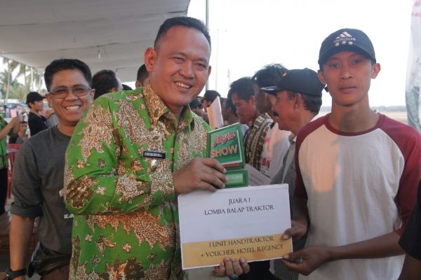Lomba Balap Traktor:  Poktan Tunas Harapan Bawa Pulang Piala Bupati Pringsewu