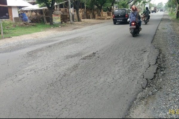 Anggaran Rp11,4 Miliar Proyek Peningkatan Jalan Ryacudu Korpri Terindikasi Mar-up dan Asal Jadi?