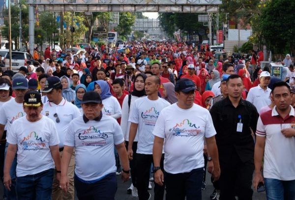 Rangkaian HUT Bhayangkara Ke-73 Polda Lampung Jalan Sehat dan Deklarasi Anti Kerusuhan