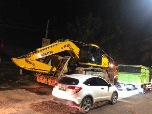 Perintah Gubernur, PUPR Turunkan Alat Berat Perbaiki Jalan Arah Pintu Tol