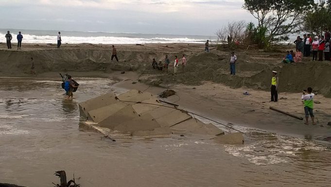 Jalur Jaln Lintas Barat Wilayah Pesisir Barat Putus Total