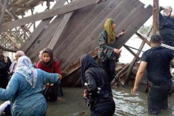 Jembatan Motingo Resort Roboh Puluhan Turis Asing Terluka