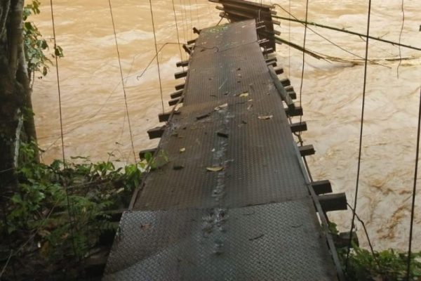 Jembatan Gantung Kasui Putus