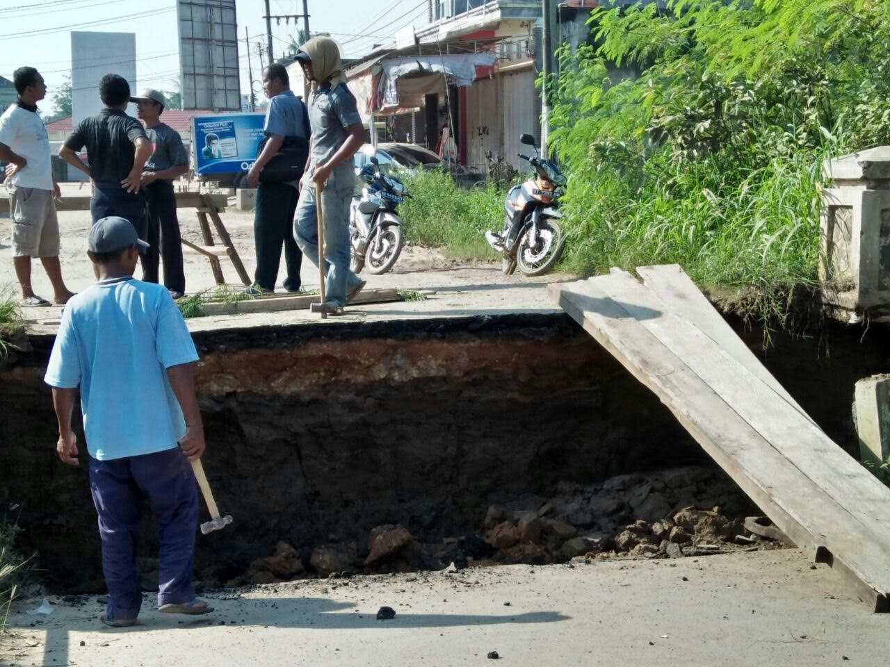 Jembatan Putus Di Lamteng Akses Dua Kampung Terputus