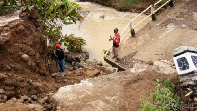Jembatan Penghubung Tunggal Pekon Beringin Jaya Kecamatan Suoh Putus