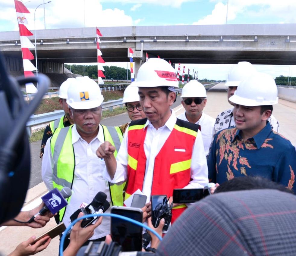 Presiden Jokowi Tinjau Pembangunan Ruas Jalan Tol Trans Sumatera di Lampung