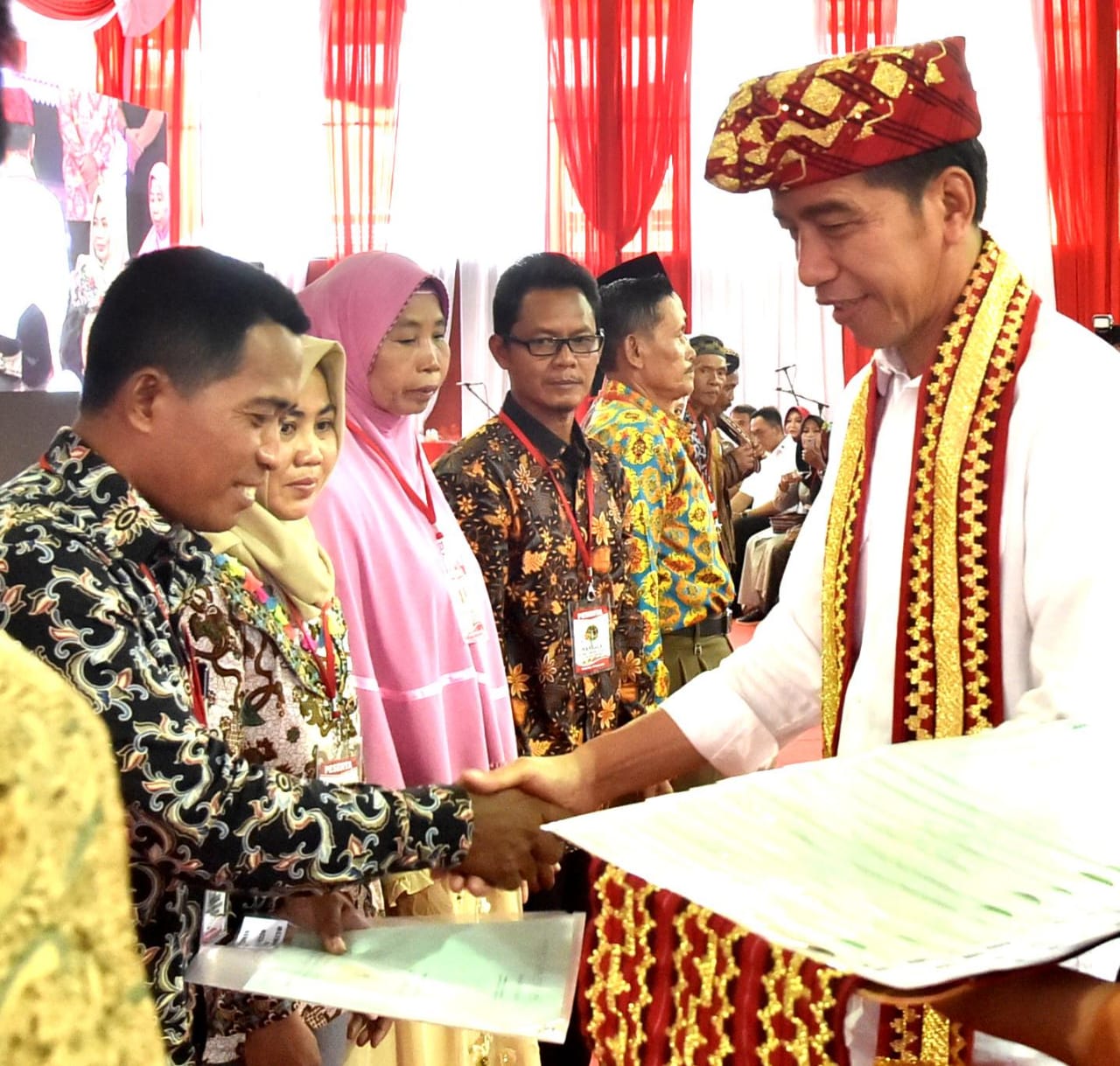 Presiden Jokowi Serahkan 1.300 Sertifikat di Lampung Tengah