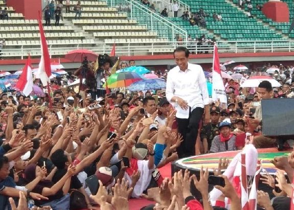 Kampanye di Jember Jokowi Tawarkan Tiga Kartu Unggulan