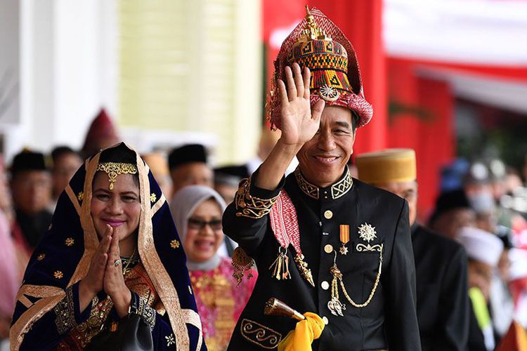 Pengibaran Merah Putih Di Istana Presiden Gunakan Pakaian Adat Aceh