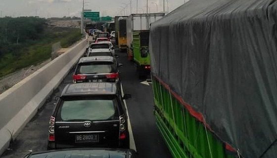 Pemudik Memilih Keluar Jalur, Pintu Tol Terbanggi Besar Macet Hingga 2 KM, Pemudik Minim Dapat Informasi Jalan