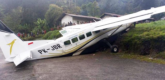 Pesawat Kargo Caravan PK-JBR Jhonlin Air Tergelincir di Papua