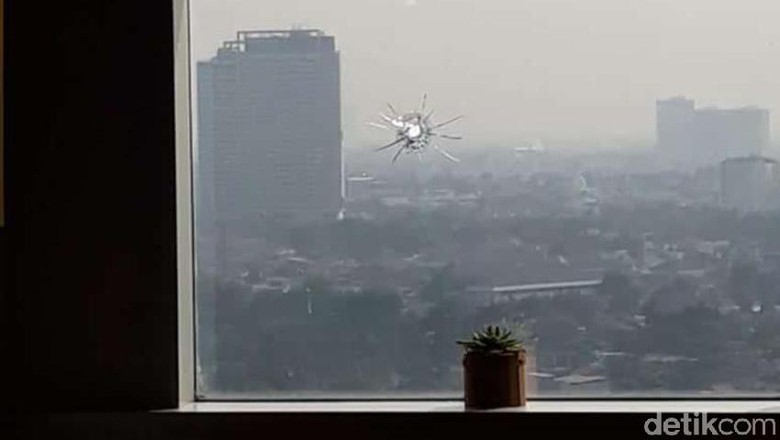 Gedung DPR RI Diteror Tembakan, Kaca dan flapon Gedung Lantai 13-16 Bolong