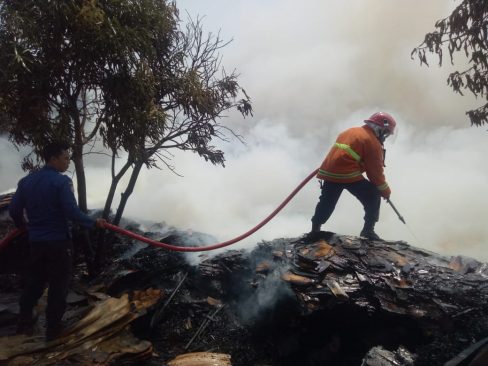Gudang Limbah Pabrik Triplek PT Maju Jaya Indah Kalianda Terbakar