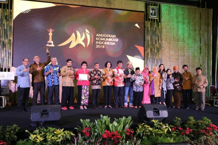 Kemenkominfo Beri Penghargaan kepada Kepala Pusat Data Informasi dan Humas BNPB