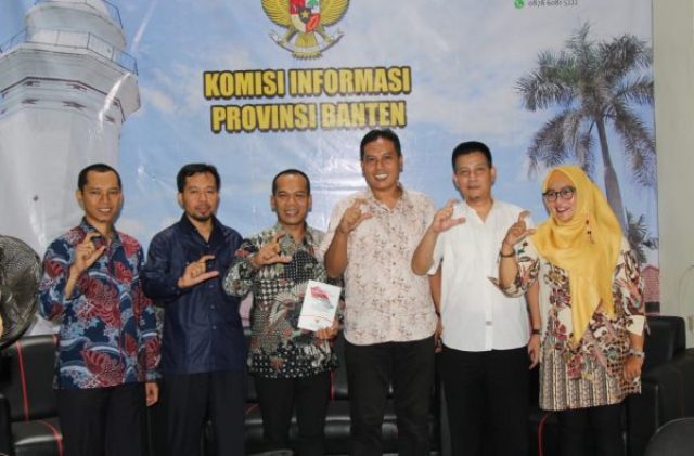 Sekretariat DPRD Banten Serahkan Laporan PPID 2019